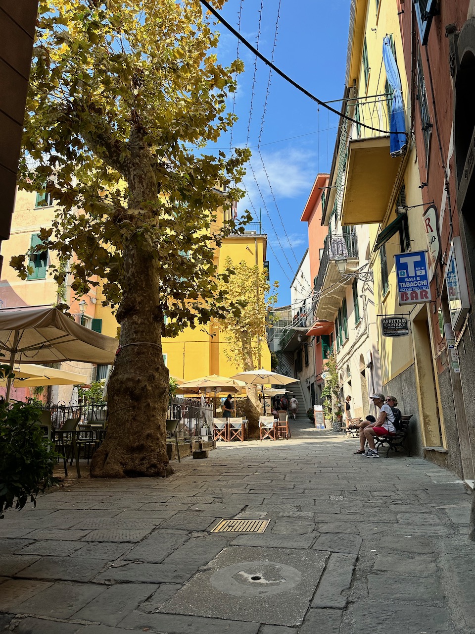 corniglia outdoor cafe