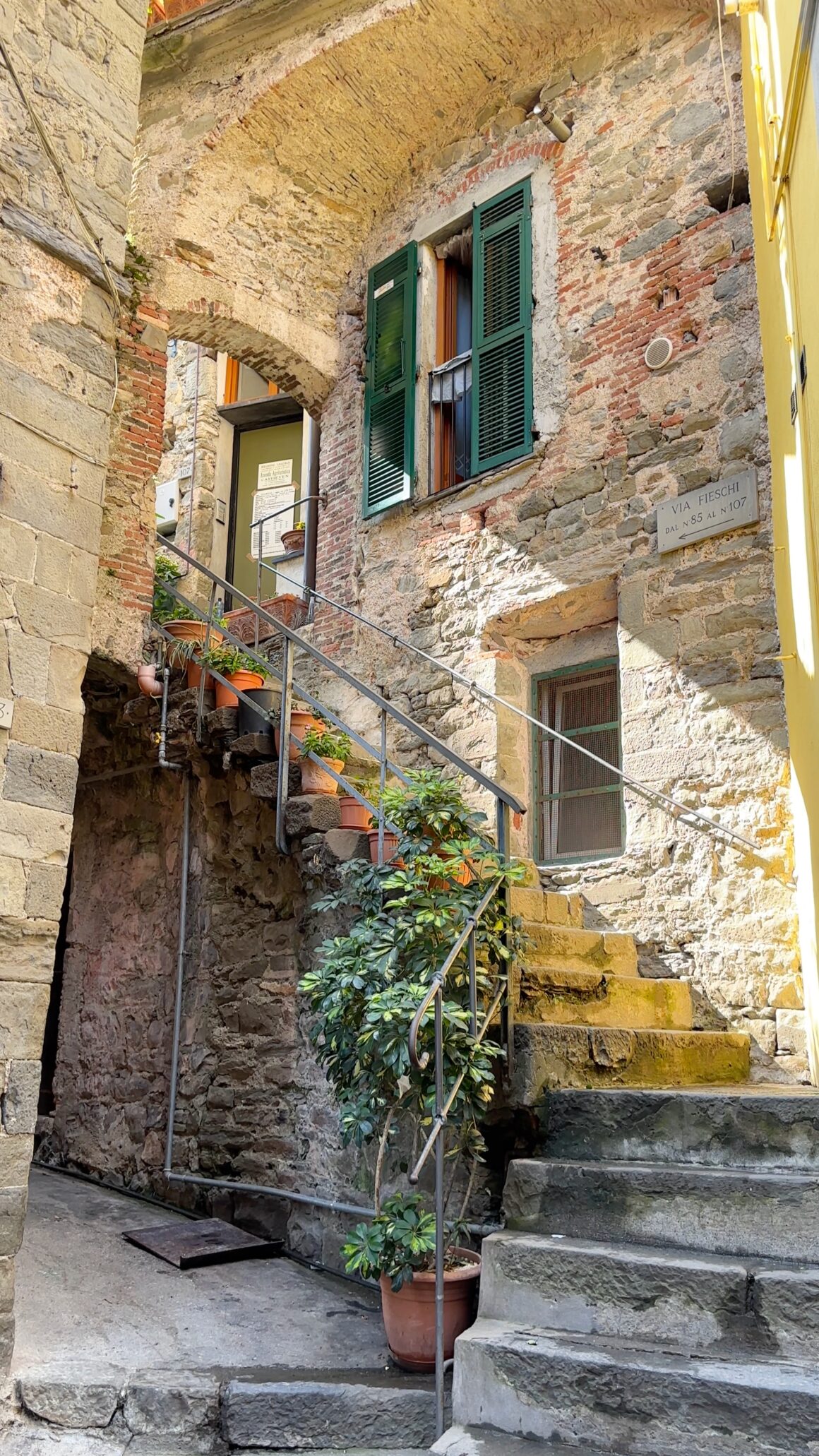 corniglia stone building