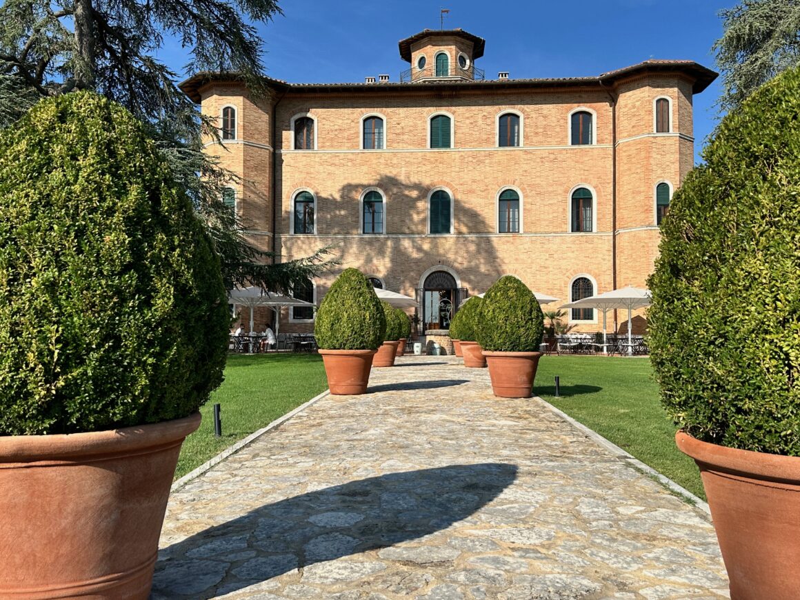 precise tale poggio alla sala outdoor dining