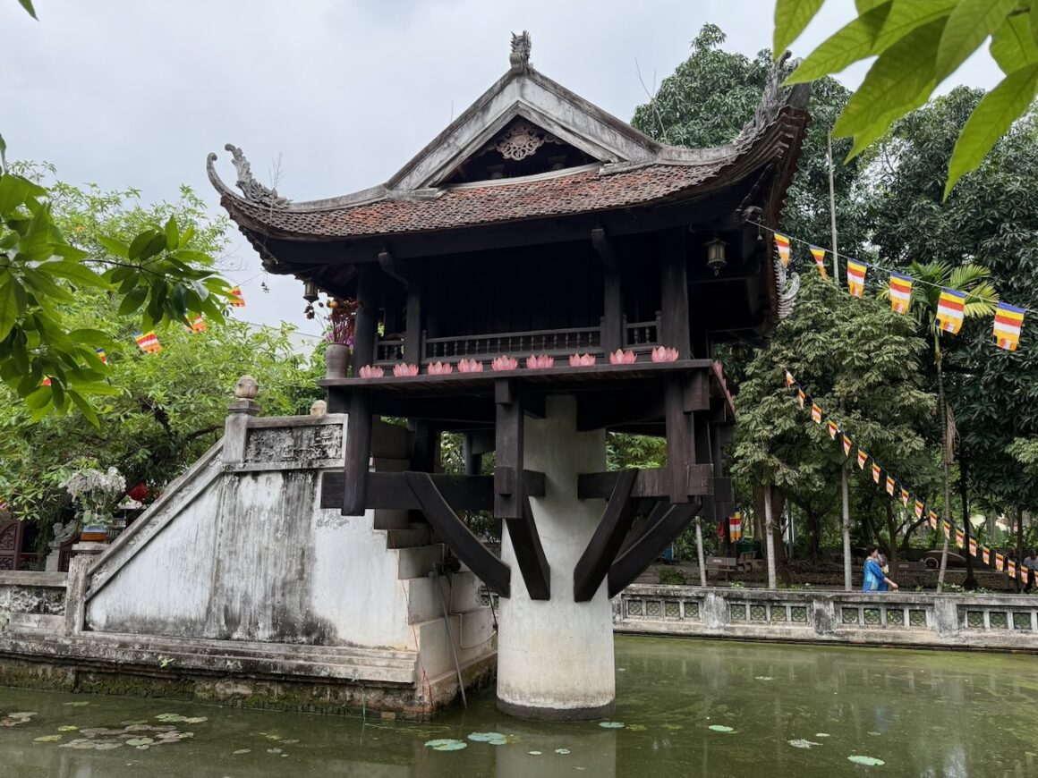 one pillar pagoda hanoi vietnam