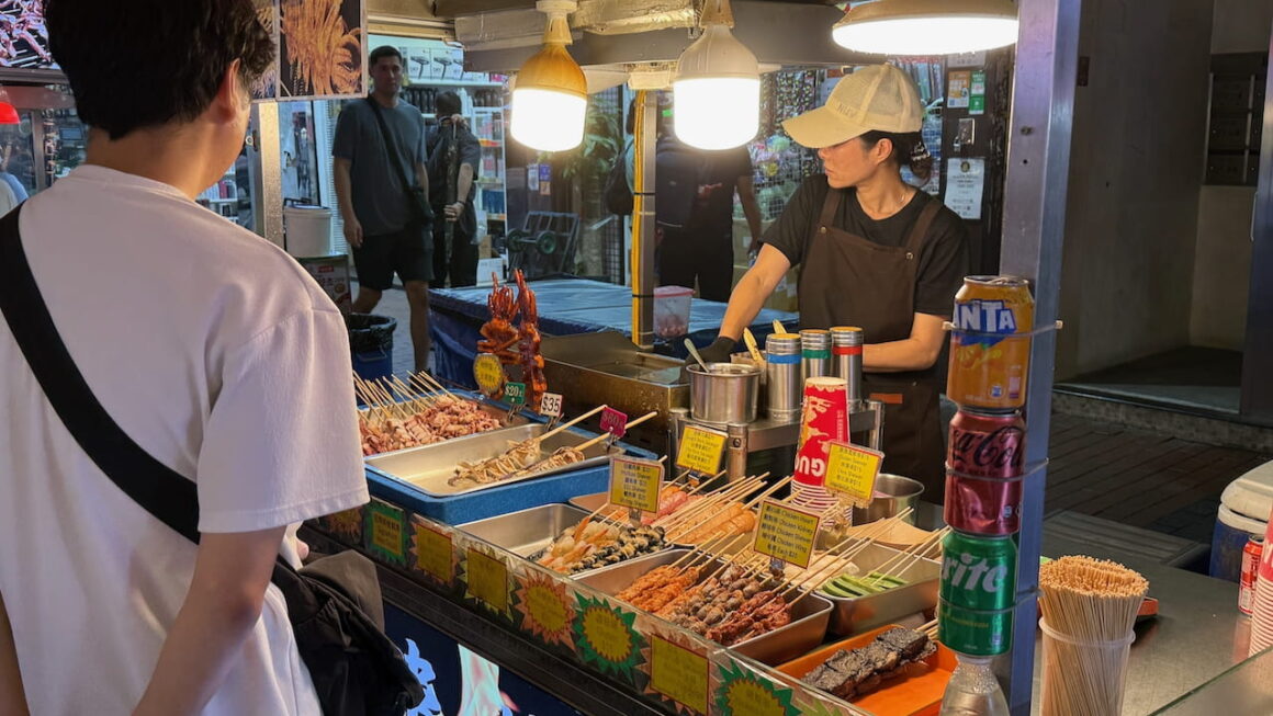 temple street night market food in kowloon hong kong 2